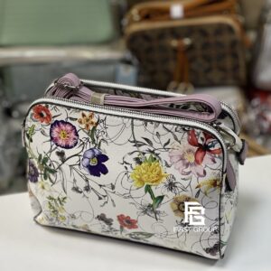 Дамска чанта през рамо в бяло с розово